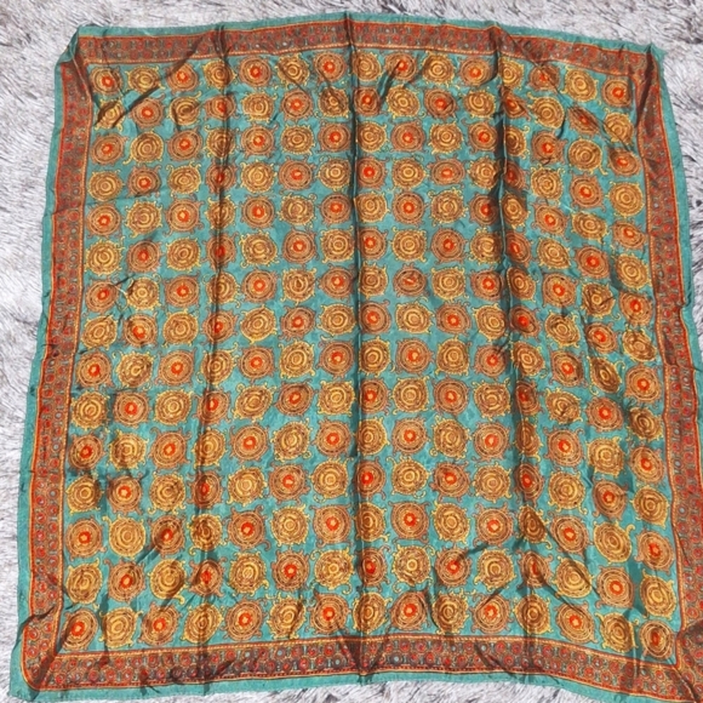 ✨️ Square scarf. 25x25. Green and brown.